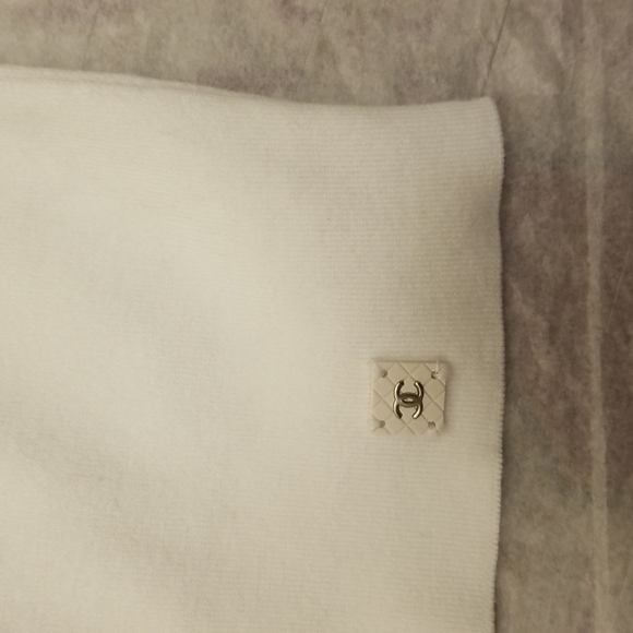 HOSTPICK!!! Chanel Short Sleeve Sweater with CC logo - Picture 12 of 14